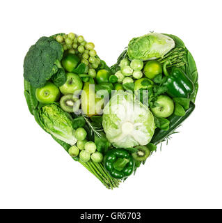 Herz des grünen Früchte und Gemüse auf einem weißen Hintergrund isoliert Stockfoto