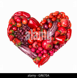 Herzen von roten Früchten und Gemüse isoliert auf weißem Hintergrund Stockfoto