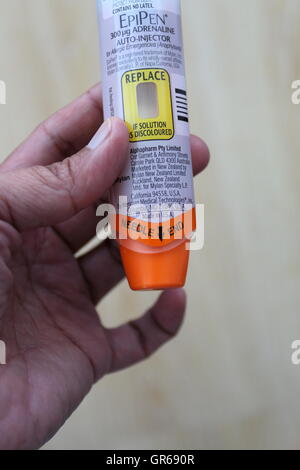 Schließen Sie herauf Bild der Erwachsenen EpiPen - Adrenalin-Injektion für Anaphylaxie Stockfoto