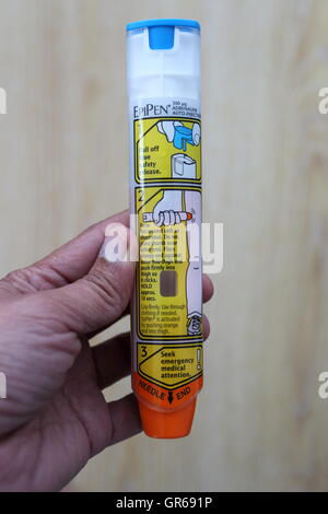 Schließen Sie herauf Bild der Erwachsenen EpiPen - Adrenalin-Injektion für Anaphylaxie Stockfoto