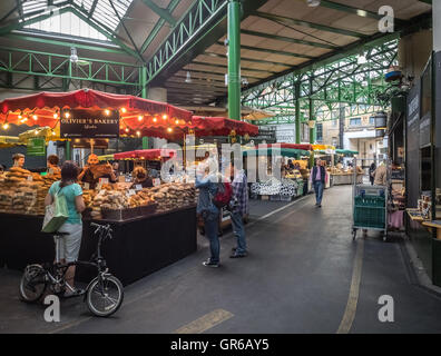 London, England - August 2016: Garküche auf dem Borough Market, Großbritannien Stockfoto