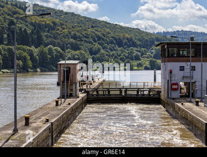 Sperre auf dem Neckar bei Heidelberg Stockfoto