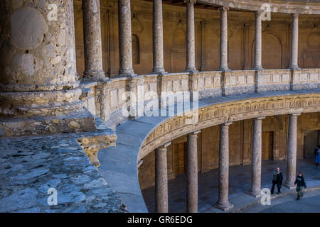 Granada, Spanien - 24. März 2008 - Innenhof des Palacio de Carlos V in La Alhambra von Granada, Andalusien Provinz, Spanien Stockfoto