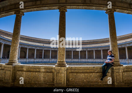 Granada, Spanien - 24. März 2008 - Innenhof des Palacio de Carlos V in La Alhambra von Granada, Andalusien Provinz, Spanien Stockfoto