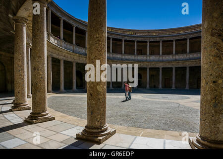 Granada, Spanien - 24. März 2008 - Innenhof des Palacio de Carlos V in La Alhambra von Granada, Andalusien Provinz, Spanien Stockfoto