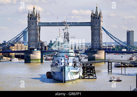 London, England, Vereinigtes Königreich. HMS Belfast (im Dienst 1938-1963: jetzt Teil des Imperial War Museum) und der Tower Bridge hinter Stockfoto