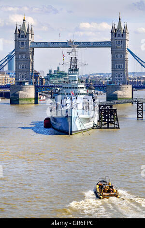 London, England, Vereinigtes Königreich. HMS Belfast (im Dienst 1938-1963: jetzt Teil des Imperial War Museum) und der Tower Bridge hinter Stockfoto