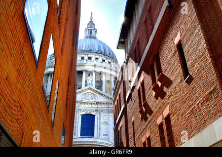 London, England, Vereinigtes Königreich. Str. Pauls Kathedrale gesehen zwischen den modernen Gebäuden der Queen es Head Passage Stockfoto