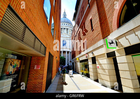 London, England, Vereinigtes Königreich. Str. Pauls Kathedrale gesehen zwischen den modernen Gebäuden der Queen es Head Passage Stockfoto