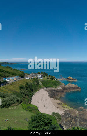 Erhöhten Blick vom Mont Orguiel Schloss mit Blick auf die Gegend von Gorey in Richtung St. Katharinen, Jersey, Kanalinseln Stockfoto