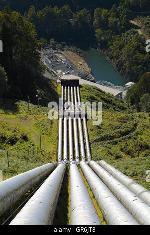 Im Jahre 1938 in Auftrag gegeben, war dieser hydroelektrischen Entwicklung der Ursprung von Tasmaniens 110KV-Übertragungs-System. Stockfoto