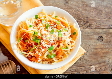 Italienische Pasta - Spaghetti mit Gemüse-Sauce und geriebenem Käse hautnah Stockfoto