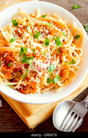 Italienische Pasta - Spaghetti mit Gemüse-Sauce und geriebenem Käse hautnah Stockfoto