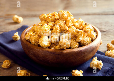 Hausgemachte Karamell Popcorn in Holzschale Stockfoto