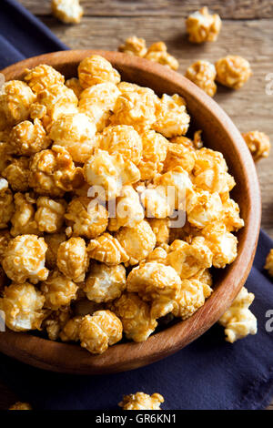 Hausgemachte Karamell Popcorn in Holzschale Stockfoto