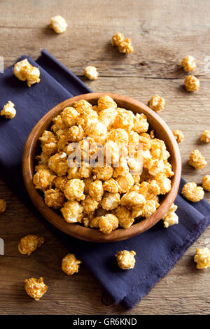 Hausgemachte Karamell Popcorn in Holzschale