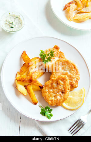 Hausgemachte Fischfrikadellen mit Pommes Frites auf weißen Teller hautnah Stockfoto