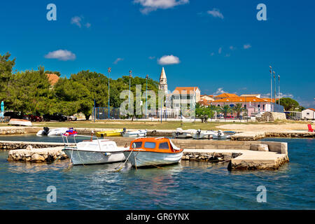 Dorf an der Küste von Sveti Filip I Jakov Blick, Dalmatien, Kroatien Stockfoto