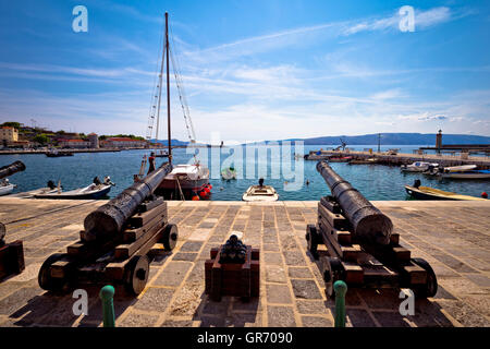 Alte Kanonen im Hafenviertel der Stadt Senj, Kroatien Stockfoto