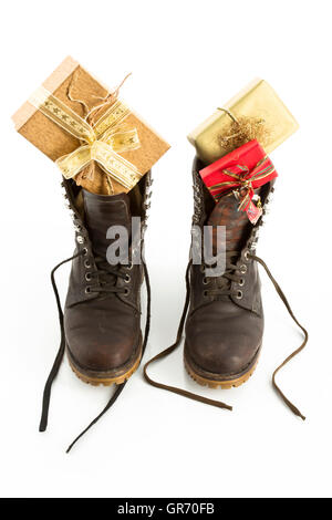 Winterstiefel mit Geschenken gefüllt Stockfoto