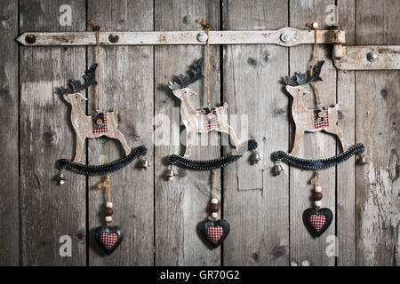 Weihnachts-Dekorationen auf Holzwand, Studio Stockfoto