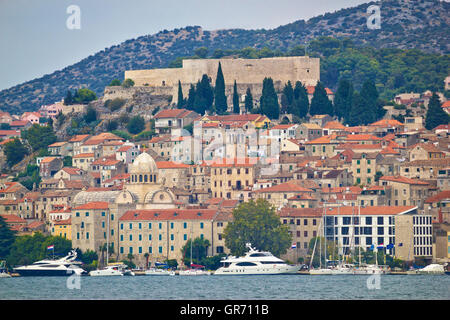 Yachten in Sibenik UNESCO Welt Kulturerbe städtischen Uferpromenade, Dalmatien, Kroatien Stockfoto