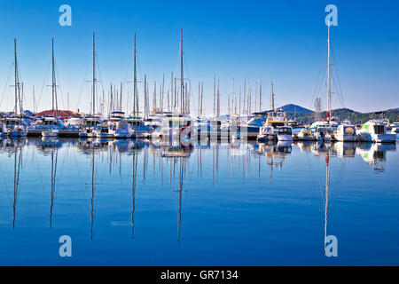 Segelboote und Yachten in Reflexionen Hafenblick, Tribunj, Kroatien Stockfoto