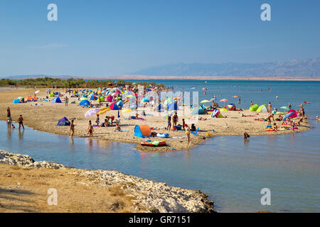 Nin, Kroatien, 19. August 2013: Sandbank Sommer Strandblick - Queens Beach in Nin, Dalmatien, Kroatien, Nin ist berühmter touristischer Destinationen Stockfoto