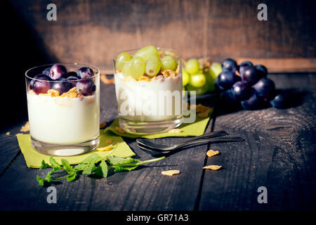 Magerer Joghurt mit Cornflakes und Trauben frischer Minze Stockfoto