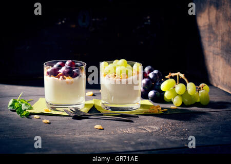 Magerer Joghurt mit Cornflakes und Trauben frischer Minze Stockfoto