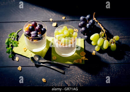 Magerer Joghurt mit Cornflakes und Trauben frischer Minze Stockfoto