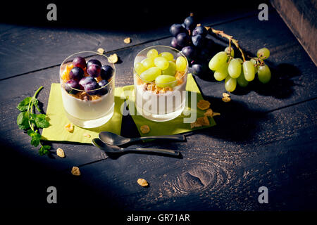 Magerer Joghurt mit Cornflakes und Trauben frischer Minze Stockfoto