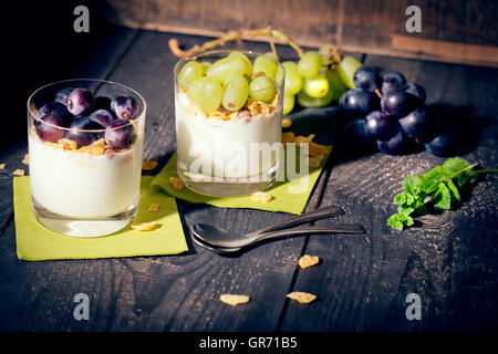 Magerer Joghurt mit Cornflakes und Trauben frischer Minze Stockfoto