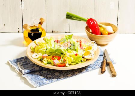 Salat mit Ei, Schinken, Käse, Thunfisch, Paprika und Frühlingszwiebeln Stockfoto