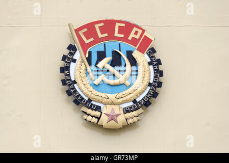 Sowjetische CCCP-Emblem mit Hammer und Sichel an der Wand Stockfoto