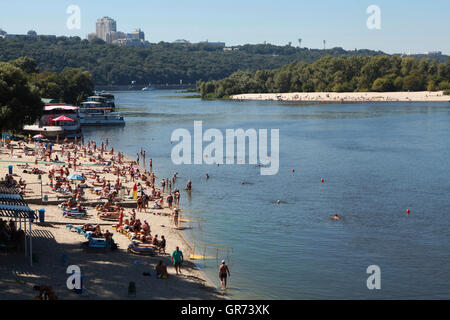 Kiew Hydropark Erholungsgebiet befindet sich auf mehreren Inseln inmitten Dnjepr Fluss nahe u-Bahn Station Hydropark. Stockfoto