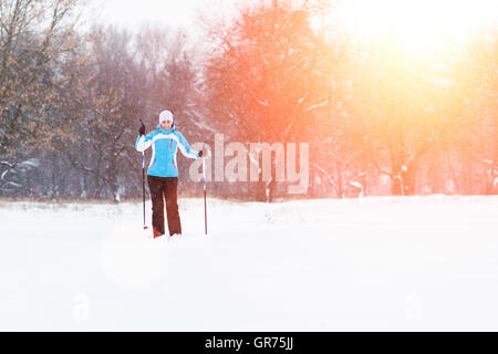 Junge glückliche Frau ruht Après-Ski im Winter Park laufen Stockfoto