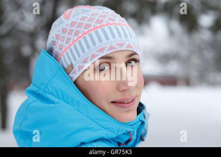 Nahaufnahme outdoor Portrait junge Frau in Winter park Stockfoto