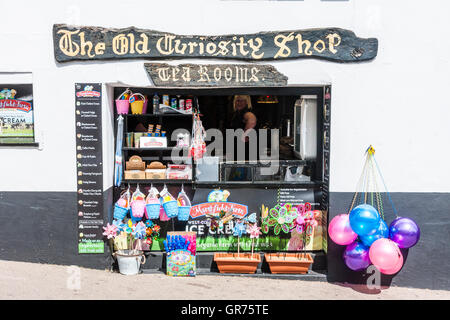 England, Broadstairs. The Old Curiosity Shop, kleine Fenster und Eis Zähler mit Namen oben. Anzeige der Strand Spielzeug draussen, Stockfoto