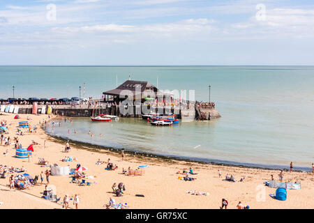 Broadstairs Resort Stadt in Großbritannien, der Strand mit kleinen Hafen an einem Ende heissen Sommertag mit vielen Menschen und Familien am Strand in der Sonne. Stockfoto