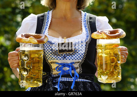 Kellnerin In einem Biergarten Stockfoto