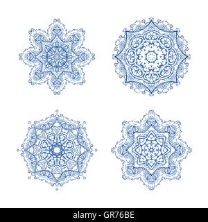 Vektor-Set von vier Runden Schneeflocken. Blaue Vektor Mandalas. kunstvollen Schneeflocken. Schöne Karte mit Mandala Ornament. Stock Vektor