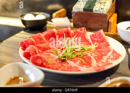 Frisches Rindfleisch in Scheiben geschnitten für japanische Hot pot Stockfoto