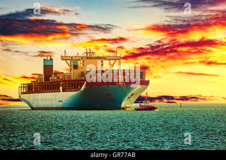 Schlepper Containerschiff am Meer am Morgen zu unterstützen. Stockfoto