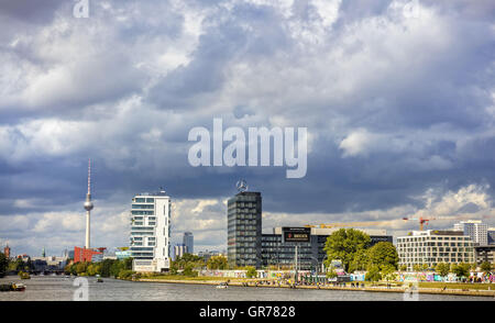 Blick von der Berliner Oberbaumbrücke in Richtung Alexanderplatz Stockfoto