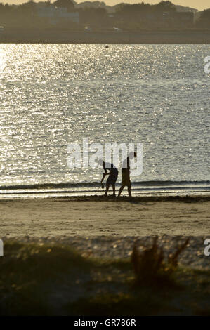 jungen Graben im Sand am Strand Stockfoto