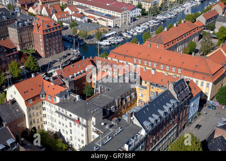 Luftbild von Christianshavn Canal und historischen Gassen und historischen, restaurierten Wohnblocks in Kopenhagen. Stockfoto