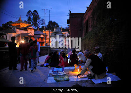 Kathmandu, Nepal. 6. September 2016. Nepalesische Anhänger rituelle Gebet an die Bank des Bagmati Fluss von Pashupatinath Tempel während Rishi Panchami Festival feiern im Pashupatinath Tempel, Katmandu, Nepal auf Dienstag, 6. September 2016 bietet. Rishi Panchami Festival wird als der letzte Tag des dreitägigen lange Teej Festival gefeiert. Das Teej Festival wird von Hindu-Frauen in Nepal sowie in einigen Teilen von Indien gefeiert. Bildnachweis: Pazifische Presse/Alamy Live-Nachrichten Stockfoto