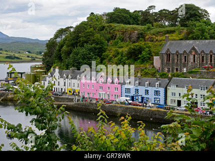 Bunte Häuser entlang der Hafen Waterfront, Portree, Isle Of Skye, Schottland, Großbritannien Stockfoto