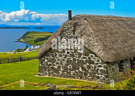 Strohgedeckten Crofter S Cottage in der Nähe von Stein, Loch Bay, Waternish Halbinsel, Isle Of Skye, Schottland, Großbritannien Stockfoto